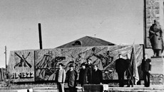 Карасучане трепетно хранят свою историю. У монумента Славы. 70-е годы