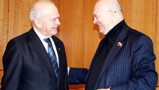 Ветеран труда и профсоюзного движения Василий Федосеевич Прокопенко (слева) благодарит Александра Козлова за поддержку. Фото Валентины МАЛЬЦЕВОЙ