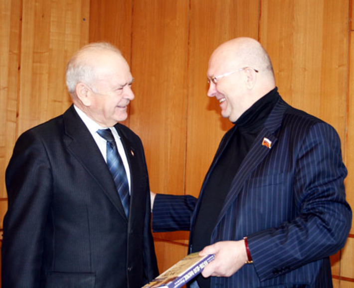 Ветеран труда и профсоюзного движения Василий Федосеевич Прокопенко (слева) благодарит Александра Козлова за поддержку. Фото Валентины МАЛЬЦЕВОЙ