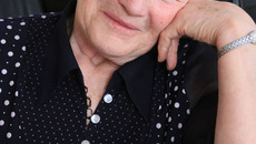 Тамара Владимировна, даже будучи совсем молодой, частенько заходила куда-нибудь со словами: «Ну, как  у вас дела, дети мои?», и неудивительно, что многие с улыбкой звали ее матерью. А сегодня она заботливая «мама» своим ветеранам. Фото автора и из личного архива Тамары Владимировны СУГЛОБОВОЙ