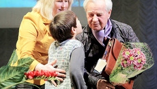 Поздравить Алексея Бороздина пришли воспитанники его центра, десятки благодарных детей и родителей. Фото Павла КОМАРОВА