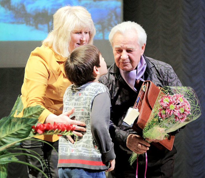 Поздравить Алексея Бороздина пришли воспитанники его центра, десятки благодарных детей и родителей. Фото Павла КОМАРОВА