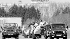 На аэродроме  в Толмачёво учатся держать парадный строй и соблюдать дистанции водители военной  техники. Фото Михаила ПЕРМИНА