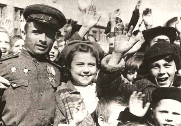 Новосибирск,  9 Мая  1945 года. Фото Бориса ШУМАКОВА из архива «Советской Сибири»