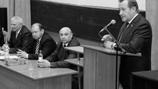 «Учёба» на семинаре-совещании поможет представителям территорий области перенять положительный опыт соседей в решении собственных проблем. С приветственным словом выступает Иван Мороз. Фото Павла КОМАРОВА
