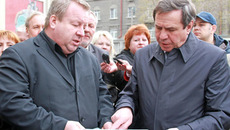 Людям нужны и небольшие цветущие оазисы среди каменных построек, убежден мэр Владимир Городецкий. Фото пресс-службы мэрии