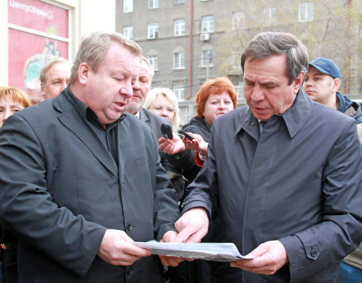 Людям нужны и небольшие цветущие оазисы среди каменных построек, убежден мэр Владимир Городецкий. Фото пресс-службы мэрии