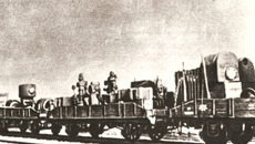 В 1941 году швейные фабрики из прифронтовой полосы эвакуировались в глубокий тыл. Один за другим эшелоны  с оборудованием уходили на восток. Фото из архива редакции