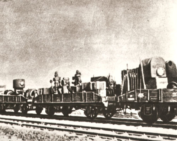 В 1941 году швейные фабрики из прифронтовой полосы эвакуировались в глубокий тыл. Один за другим эшелоны  с оборудованием уходили на восток. Фото из архива редакции