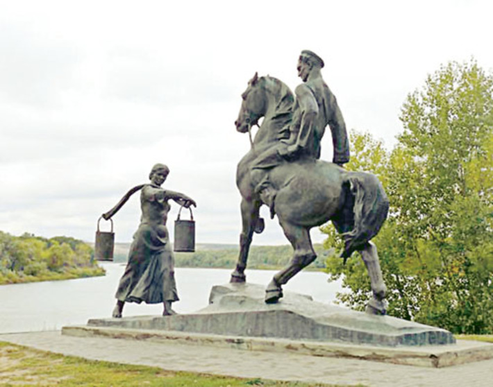 Памятник литературным героям, которые олицетворяли любовь. Фото с сайта www.kkcby.narod.ru