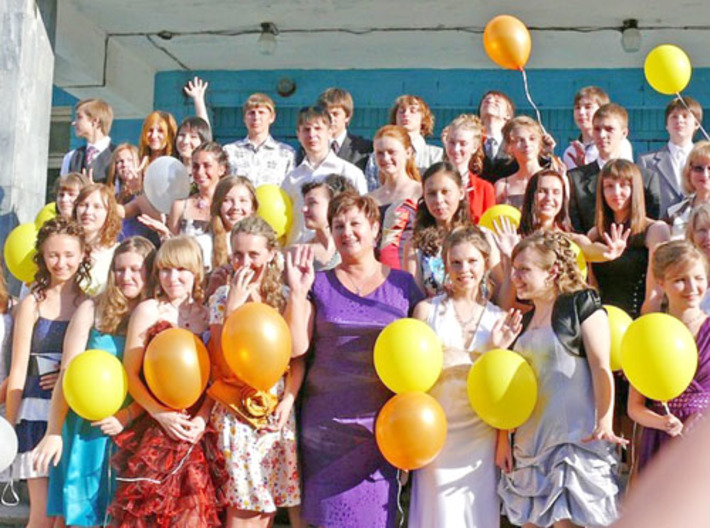 Вот такой «букет» выпускников с любимым учителем Валентиной Рябизовой в центре. Фото Юлии НАЗАРЕНКО