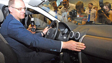 Губернатор познакомился с новинками. Фото Михаила ПЕРМИНА