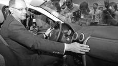 Губернатор познакомился с новинками. Фото Михаила ПЕРМИНА