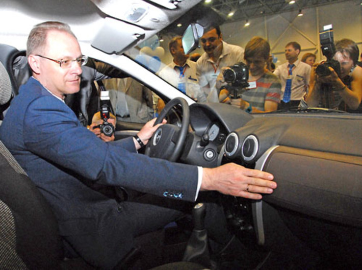 Губернатор познакомился с новинками. Фото Михаила ПЕРМИНА