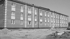 Новый жилой дом и бассейн — приметы возрождения строительства в районе. Фото Виталия ЗЛОДЕЕВА