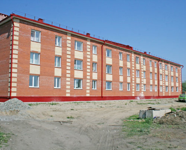 Новый жилой дом и бассейн — приметы возрождения строительства в районе. Фото Виталия ЗЛОДЕЕВА