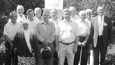 Василий Иванович Коробейников,  как и при жизни, окружен своими земляками. Фото Марины ЛУПЕЙКЕНЕ