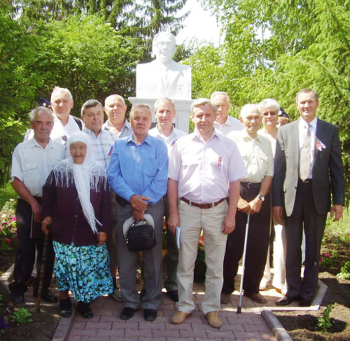 Василий Иванович Коробейников,  как и при жизни, окружен своими земляками. Фото Марины ЛУПЕЙКЕНЕ