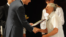 Самым активным вручены почётные грамоты губернатора Новосибирской области. Фото  Оксаны МАМЛИНОЙ