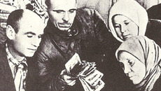 Колхозники вносят деньги на постройку авиаэскадрильи. Фото из архива редакции