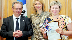 Заместитель губернатора Новосибирской области Виктор Козодой и руководитель департамента массовых коммуникаций Новосибирской области Марина Панова от имени губернатора поздравили победителей конкурса. Фото Павла КОМАРОВА