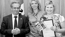 Заместитель губернатора Новосибирской области Виктор Козодой и руководитель департамента массовых коммуникаций Новосибирской области Марина Панова от имени губернатора поздравили победителей конкурса. Фото Павла КОМАРОВА