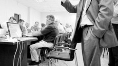 Директор технопарка академик РАН Юрий ШОКИН рассказывает о достижениях и проблемах. Фото Павла КОМАРОВА