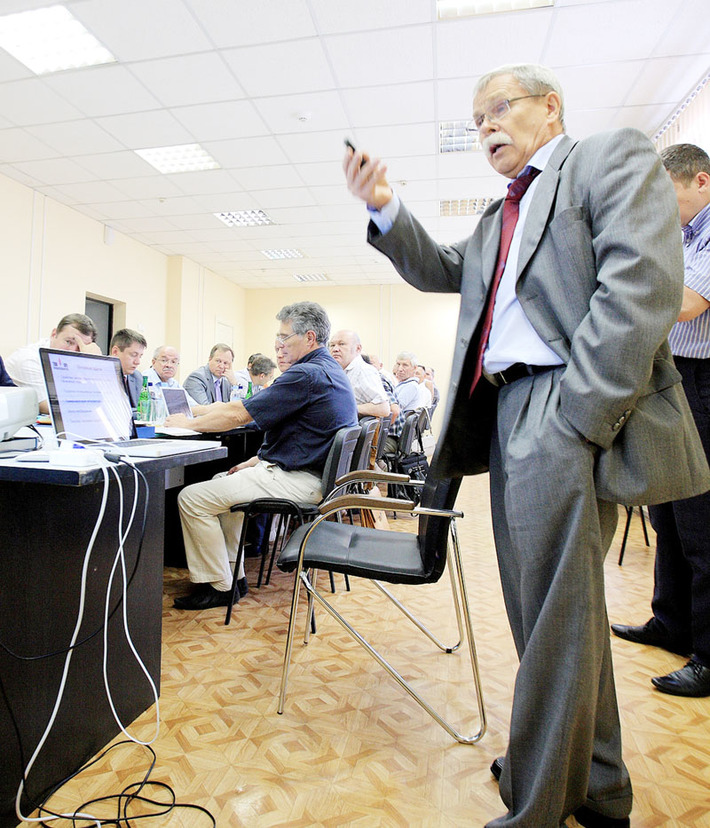 Директор технопарка академик РАН Юрий ШОКИН рассказывает о достижениях и проблемах. Фото Павла КОМАРОВА