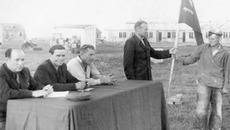 Председатель рабочкома В. Г. Зинковский вручает переходящее Красное знамя бетонщику Т. С. Боброву. Фото из архива В.Е. КВАШНИНА