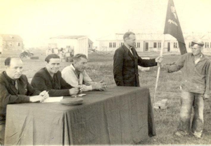 Председатель рабочкома В. Г. Зинковский вручает переходящее Красное знамя бетонщику Т. С. Боброву. Фото из архива В.Е. КВАШНИНА