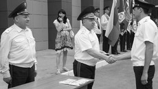 Виктор Стригунов вручает погоны новоявленным старшим лейтенантам. Фото Дмитрия БОЛДЫРЕВА