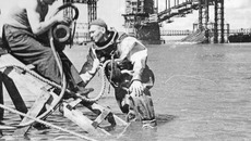 Идет строительство Коммунального (Октябрьского) моста. Фото Бориса ШУМАКОВА (из архива «Советской Сибири»)