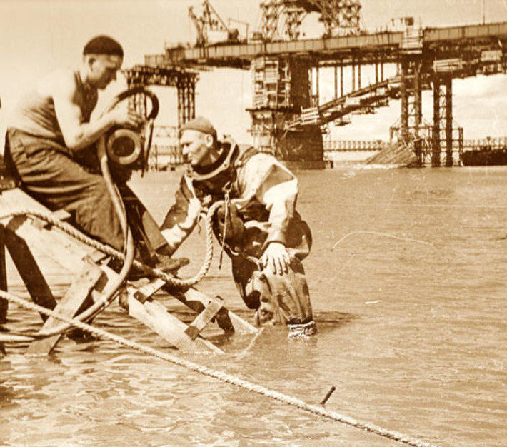 Идет строительство Коммунального (Октябрьского) моста. Фото Бориса ШУМАКОВА (из архива «Советской Сибири»)