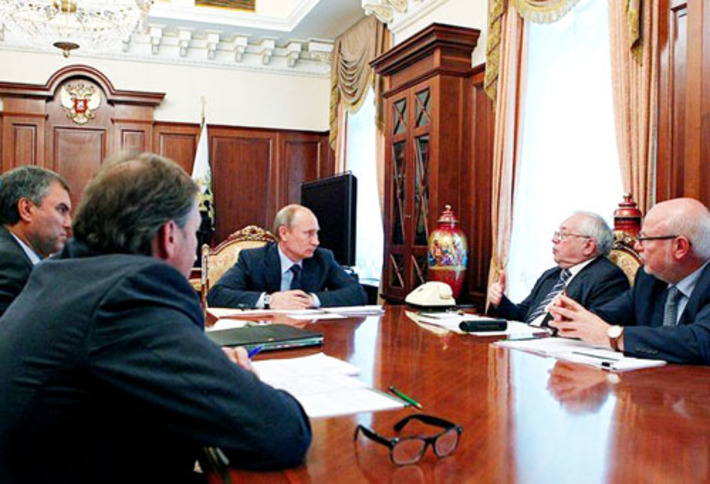 Владимир Путин встретился  с председателем Совета по развитию гражданского общества и правам человека Михаилом Федотовым, уполномоченным по правам человека  в России Владимиром Лукиным и уполномоченным по защите прав предпринимателей Борисом Титовым, чтобы обсудить законопроект. Фото пресс-службы Президента России