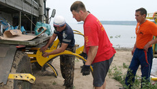 Путешественники придумали,  как проехать на машине по реке. Фото с www.offroadmaster.ru