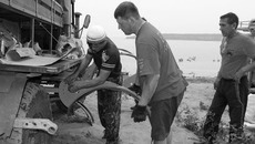 Путешественники придумали,  как проехать на машине по реке. Фото с www.offroadmaster.ru