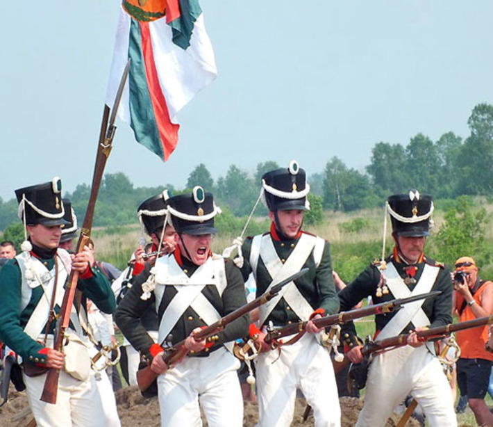 Реконструкция событий 1812 года на фестивале «Сибирский огонь»: Томский полк идет в атаку. Фото Татьяны ЯРОШКАУСКАС