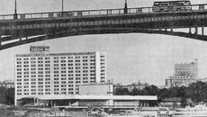 Новосибирский речной вокзал сооружался по проекту архитекторов А. Воловика, Ю. Захарова и М. Пирогова и своей легкостью, формами, выразительностью линий ассоциировался  с лайнером. Фото из архива редакции