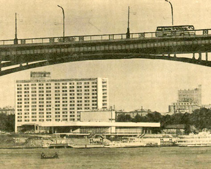 Новосибирский речной вокзал сооружался по проекту архитекторов А. Воловика, Ю. Захарова и М. Пирогова и своей легкостью, формами, выразительностью линий ассоциировался  с лайнером. Фото из архива редакции