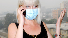 Над Новосибирском висит плотная завеса смога. И вроде гарью не пахнет, а дышать тяжело. В воздухе — взвесь из частиц пыли и дыма. Некоторые новосибирцы появляются на улице только в масках. Фото Михаила ПЕРМИНА