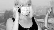 Над Новосибирском висит плотная завеса смога. И вроде гарью не пахнет, а дышать тяжело. В воздухе — взвесь из частиц пыли и дыма. Некоторые новосибирцы появляются на улице только в масках. Фото Михаила ПЕРМИНА