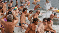 Старт массового заплыва на одну морскую милю. Фото Аркадия УВАРОВА