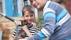 Дмитрий Белан с сыном Данилой. Фото Юрия КОЛЬМАЯ