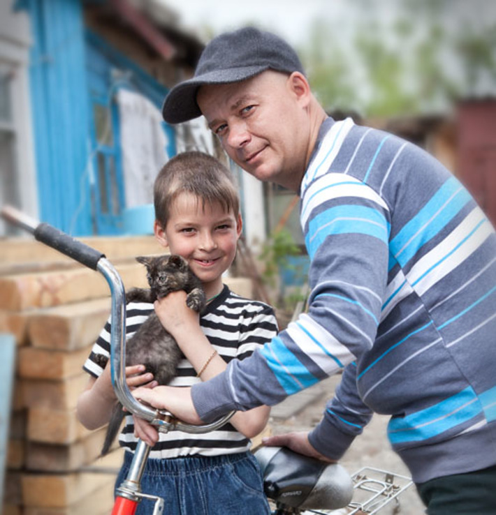 Дмитрий Белан с сыном Данилой. Фото Юрия КОЛЬМАЯ