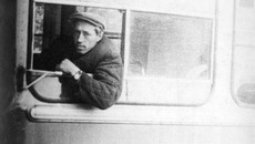 Сергей Явнов за баранкой своего первого троллейбуса. Фото предоставлено Центром устной истории музея города Новосибирска