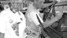 Последние приготовления,  фото на память —  и в путь. Фото Михаила ПЕРМИНА