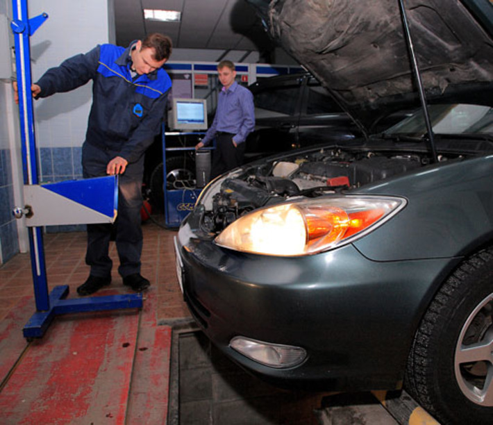 Оформляют диагностическую карту  по результатам осмотра автомобиля. Фото Павла КОМАРОВА