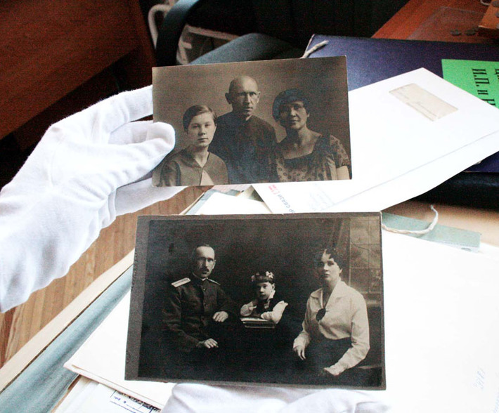 Каждая фамильная фотография — документ эпохи, история, переданная через судьбы людей. Фото Дарьи ДОРОТОВОЙ