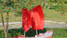 Тема «Алых парусов» хорошо задумана и исполнена: маяк, домик и корабль. А героиней может себя вообразить любая девушка. Фото Юрия БЕЛОУСОВА