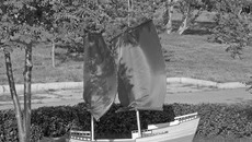 Тема «Алых парусов» хорошо задумана и исполнена: маяк, домик и корабль. А героиней может себя вообразить любая девушка. Фото Юрия БЕЛОУСОВА